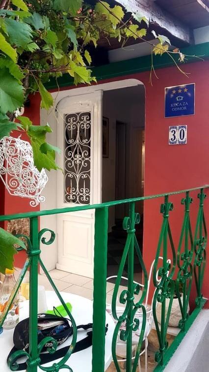 Апартаменты Vintage House For Rent 60M From Sea Башка-Вода Экстерьер фото