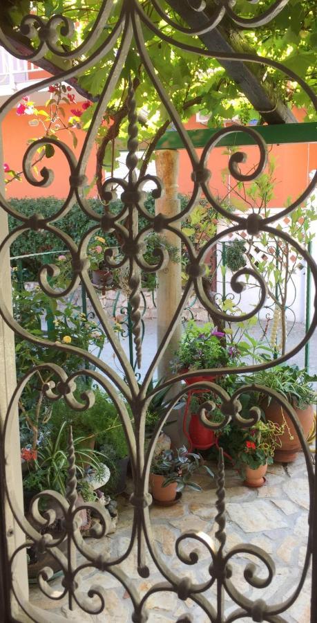 Апартаменты Vintage House For Rent 60M From Sea Башка-Вода Экстерьер фото